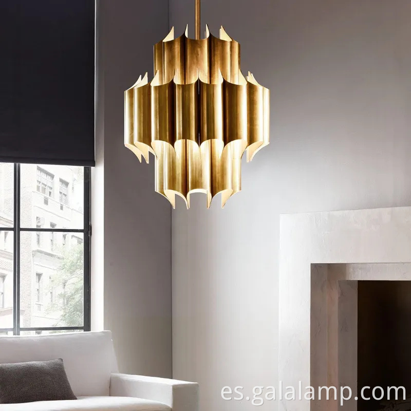 Chandelera moderna de plata y colgante de oro para espacios elegantes
